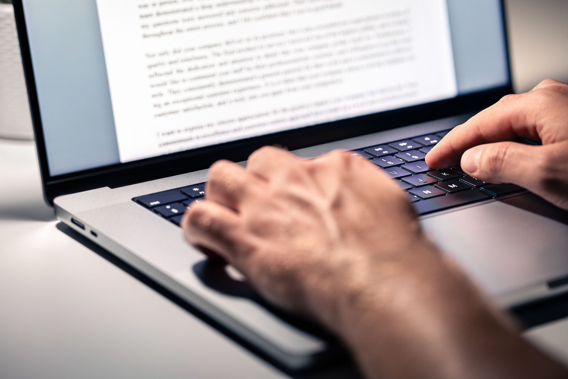 Rédaction d’un document texte, d’un contenu en ligne, d’un livre, d’une lettre ou d’un essai. Écrivain, journaliste ou chroniqueur indépendant avec ordinateur portable. Curriculum vitae, article de presse, rapport ou demande d’admission à l